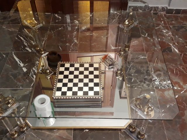 se vende mesa .cristal y metacrilato
