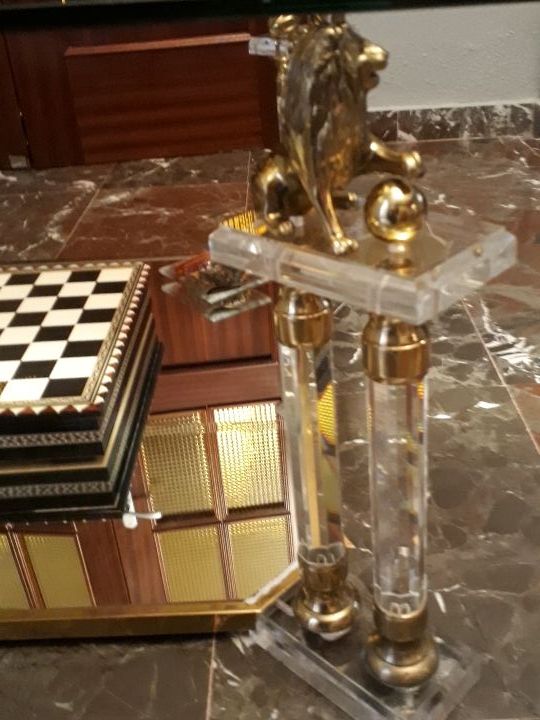 se vende mesa .cristal y metacrilato