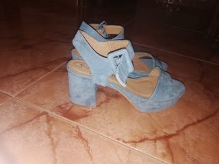 Tacones Azul Celeste de segunda mano por 10 EUR en Burguillos en WALLAPOP