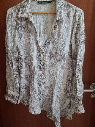 Blusa Zara estampado serpiente de segunda mano por 5 EUR en La Cuesta en  WALLAPOP