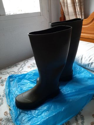Botas de agua\\/ campo\\/ construcción\\/ pescador de segunda mano por 2,5 EUR  en Almería en WALLAPOP
