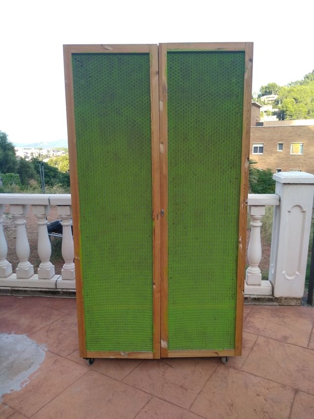 2 armarios con puertas de rejilla. urge su venta