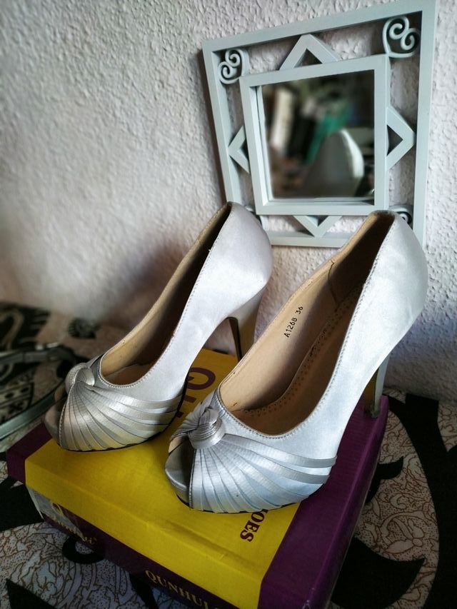 Zapatos plateados de tacón para boda.