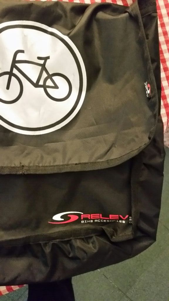 Mochila bandolera marca Relev