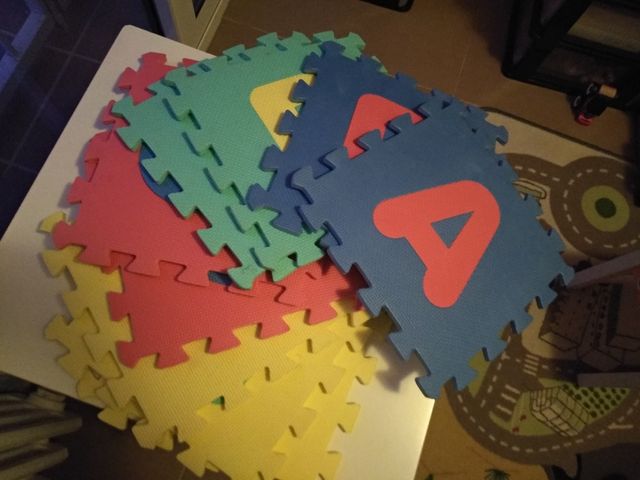 alfombra puzzle letras de goma