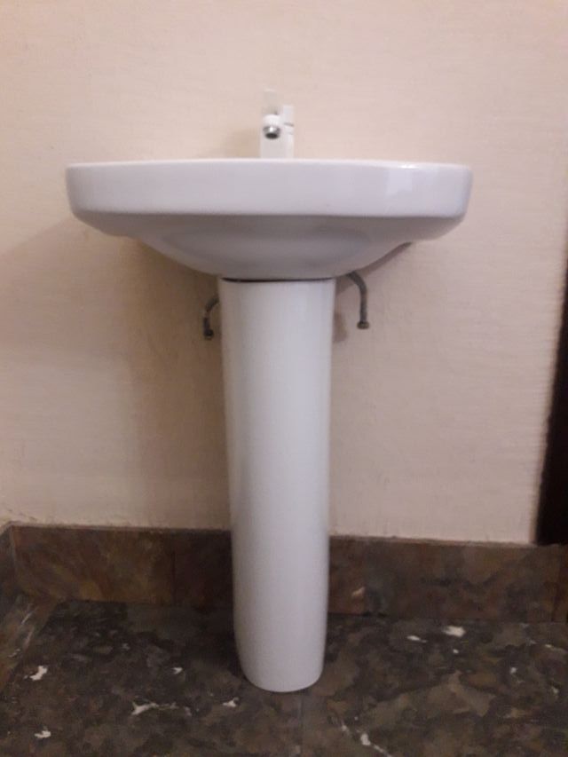 lavabo roca con pedestal y grifo.