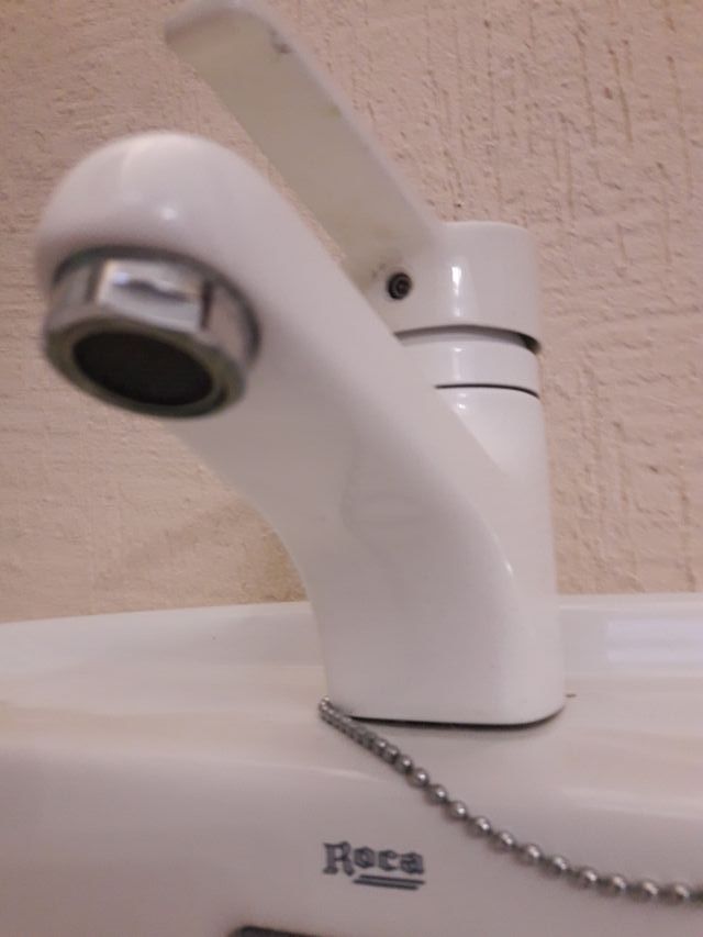 lavabo roca con pedestal y grifo.