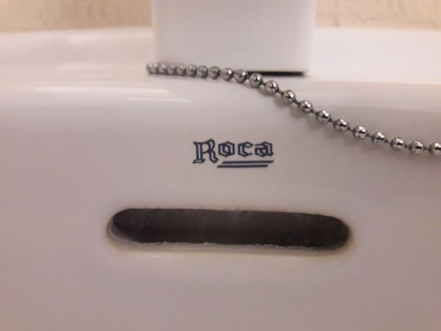 lavabo roca con pedestal y grifo.