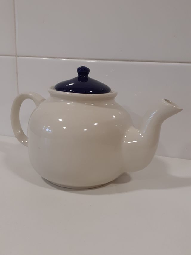 Cafetera-lechera o tetera.