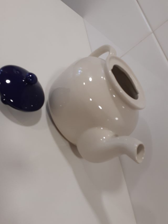 Cafetera-lechera o tetera.