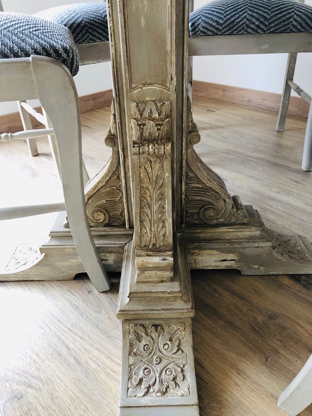 Urge vender Mesa comedor madera maciza. Restaurada