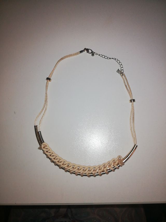 collar camel y dorado