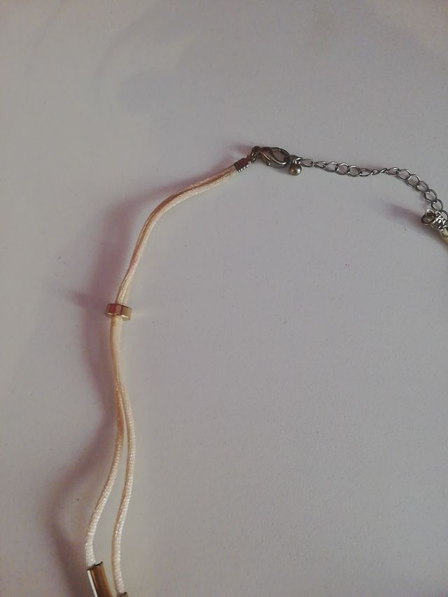 collar camel y dorado