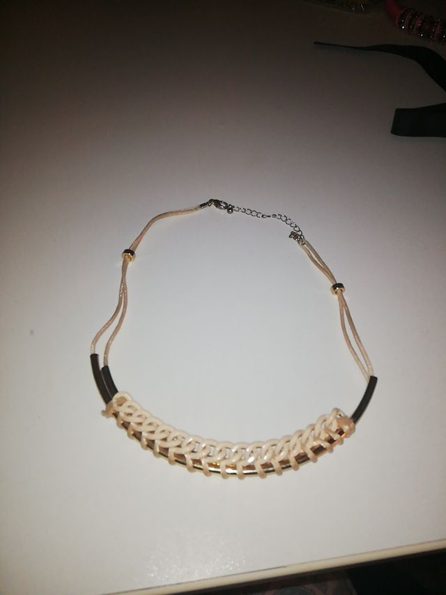 collar camel y dorado