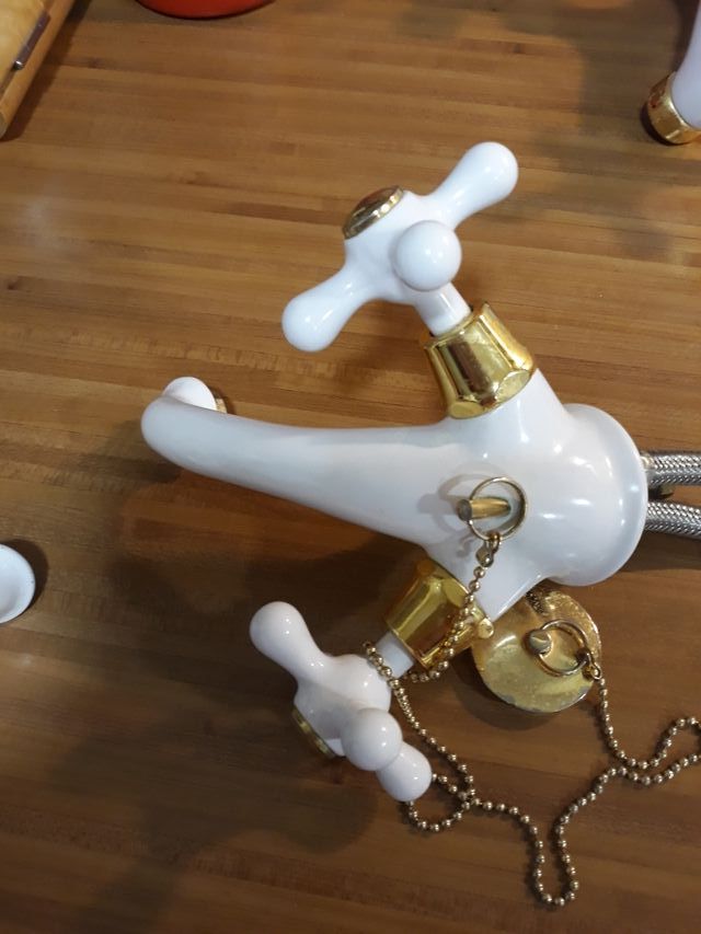 Grifo lacado blanco y dorado. Bañera y lavabo