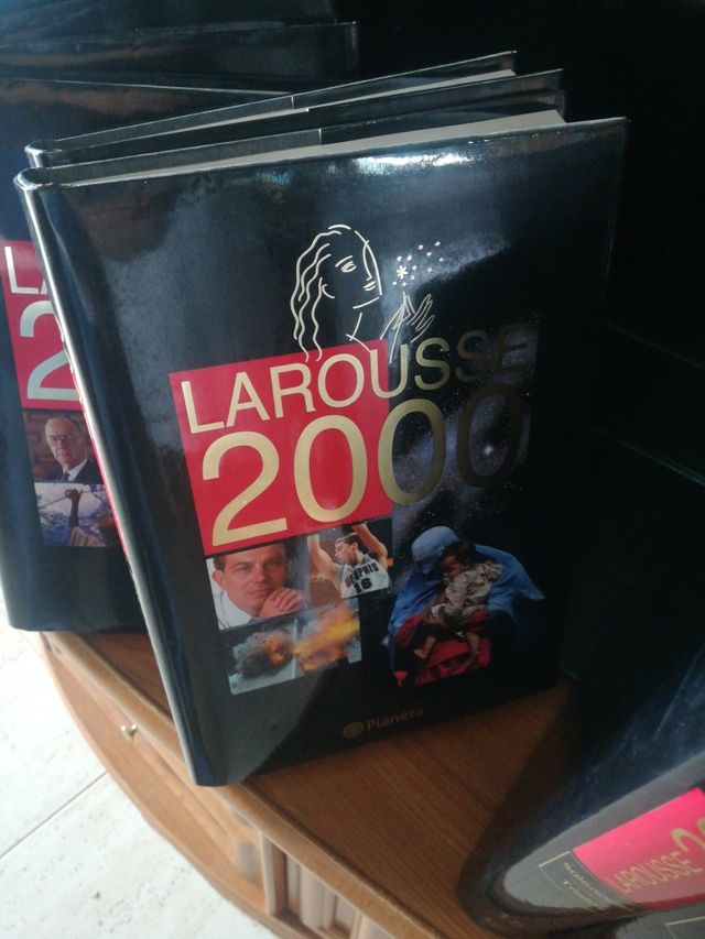 enciclopedia Larousse 2000.
