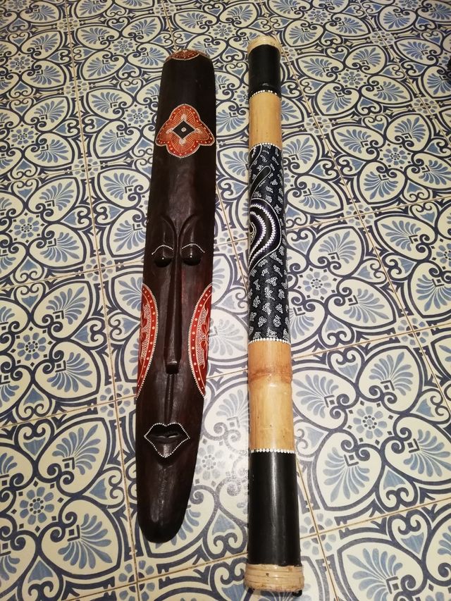 Máscara y palo de lluvia