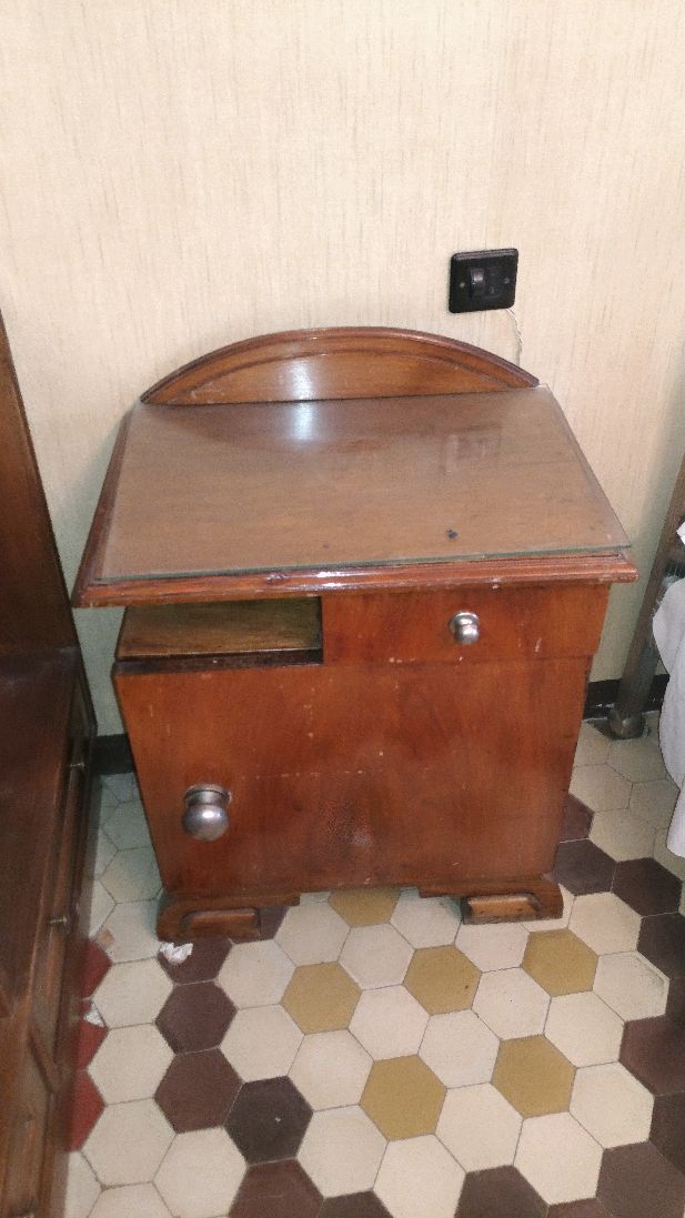 Mesita de noche antigua