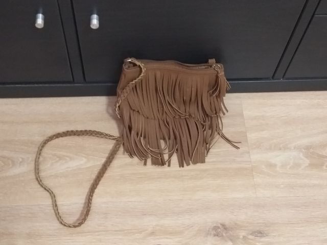 Mini bolso de flecos y cuerda trenzada para niña.