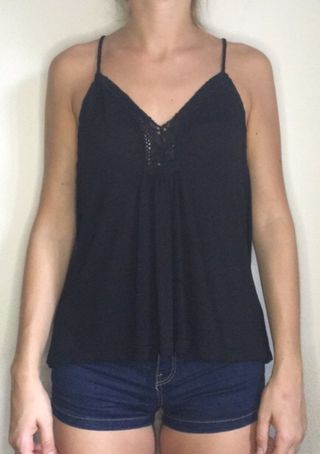 blusa negra de tirantes