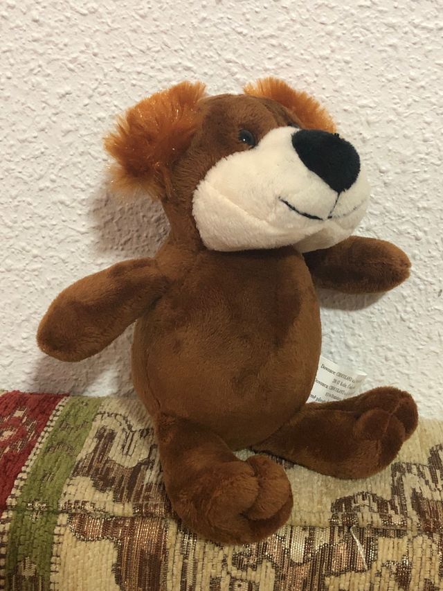 Muñeca de perrito marron