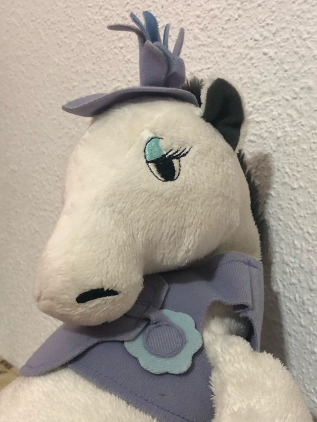 Muñeca caballo blanco