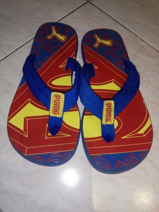 Sandalias chanclas piscina puma superman de segunda mano por 4 EUR en  Barcelona en WALLAPOP