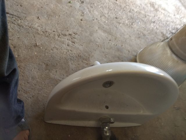 lavabo con grifo 