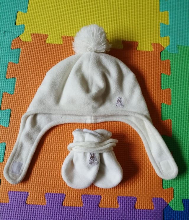 Conjunto gorro y manoplas para bebés