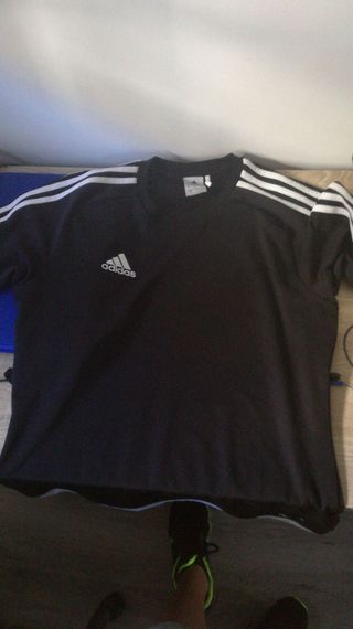 camiseta adidas negra con rayas blancas