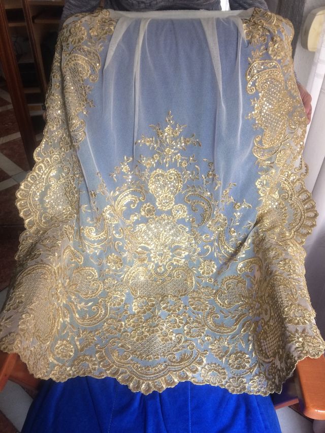 Delantal y manteleta tul bordado oro