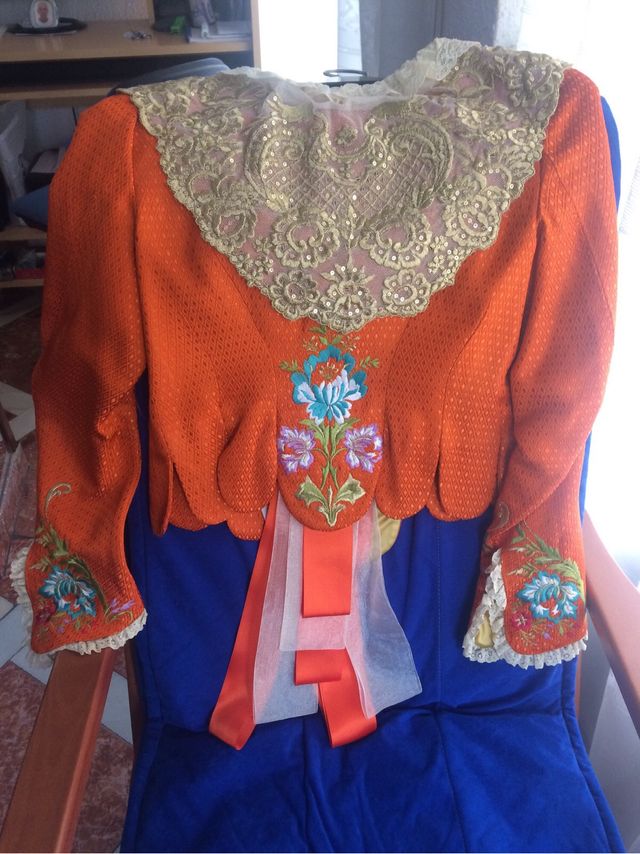 Delantal y manteleta tul bordado oro