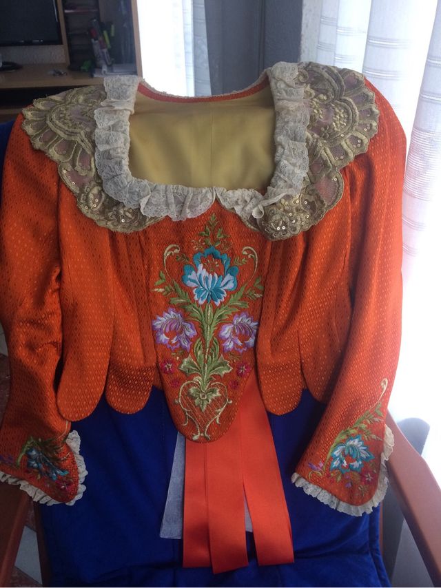 Delantal y manteleta tul bordado oro