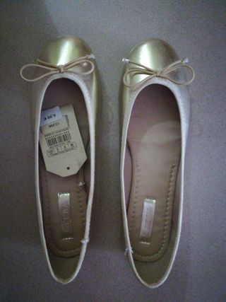 Manoletinas doradas de SFERA A ESTRENAR de segunda mano por 5 EUR en Camas  en WALLAPOP