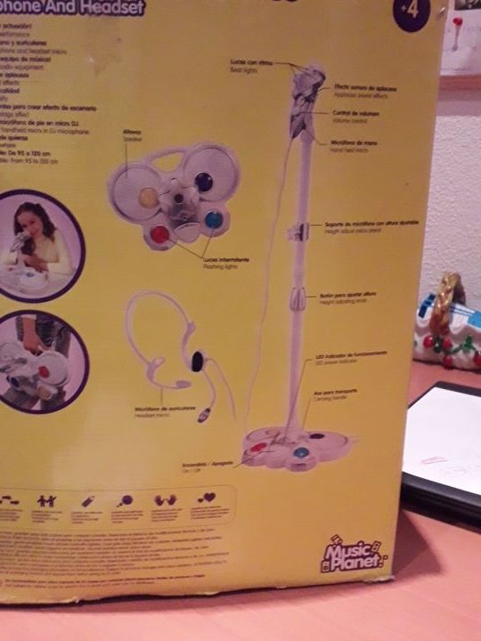 Micrófono regulable y auriculares