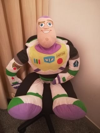 buzz lightyear gigante