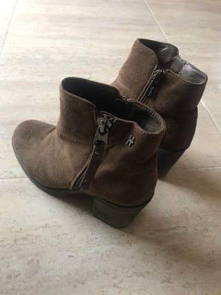 Botines marrones tacon de segunda mano por 2 EUR en La Bisbal d\\'emporda en  WALLAPOP
