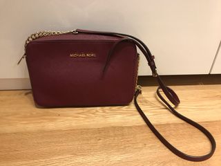 Bolso bandolera Michael Kors burdeos de segunda mano por 90 EUR en Madrid  en WALLAPOP