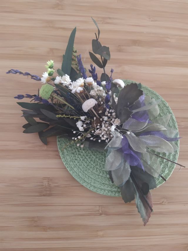 Tocado de rafia y flores preservadas