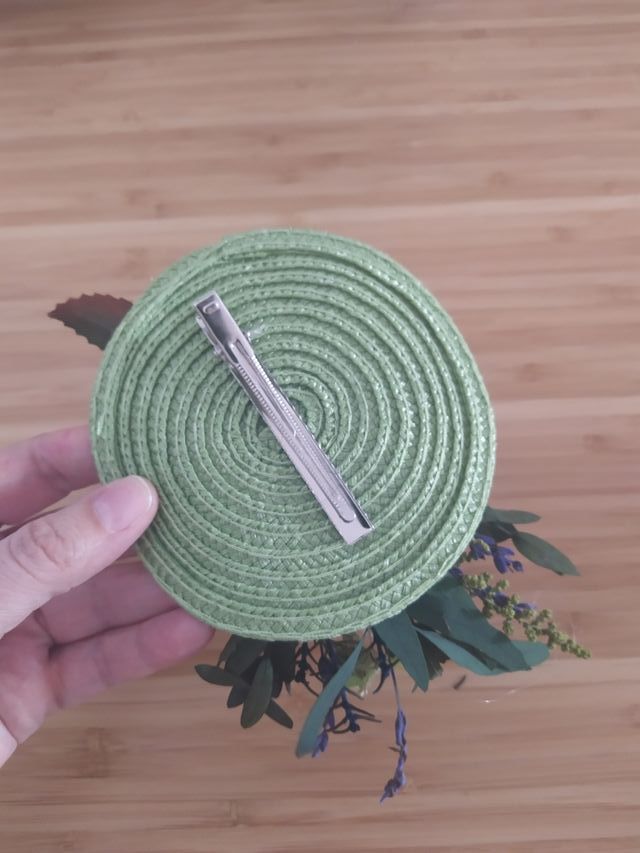 Tocado de rafia y flores preservadas