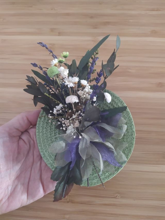 Tocado de rafia y flores preservadas