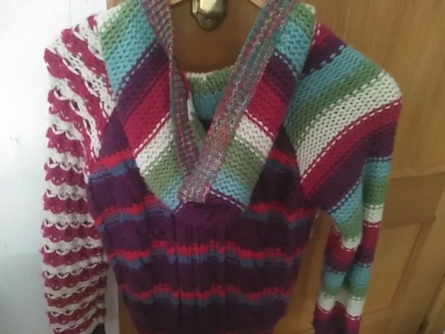 talla 7/8. como nueva tejido de lana, con capucha