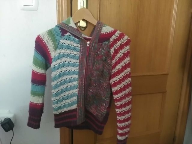 talla 7/8. como nueva tejido de lana, con capucha