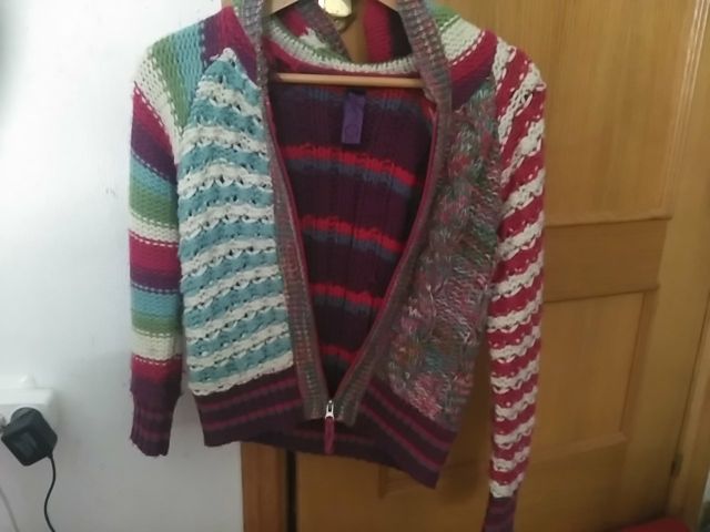 talla 7/8. como nueva tejido de lana, con capucha