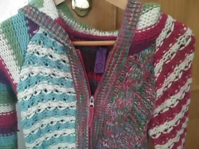 talla 7/8. como nueva tejido de lana, con capucha