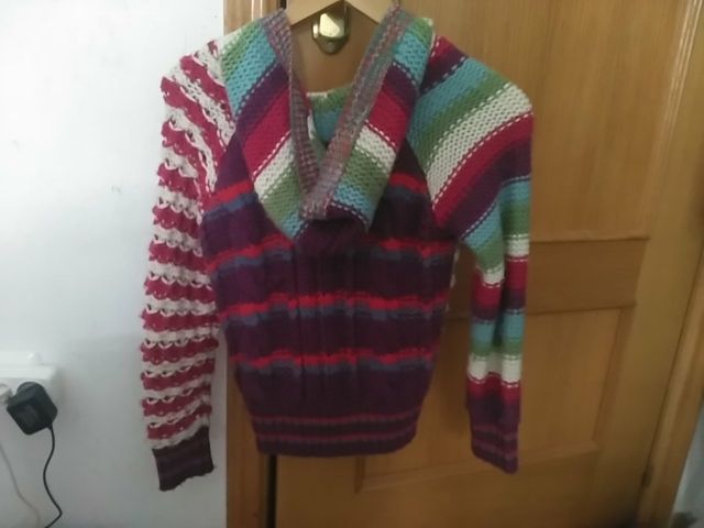 talla 7/8. como nueva tejido de lana, con capucha