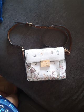 Bolso blanco con flores de segunda mano por 12 EUR en Torrejón de Ardoz en  WALLAPOP