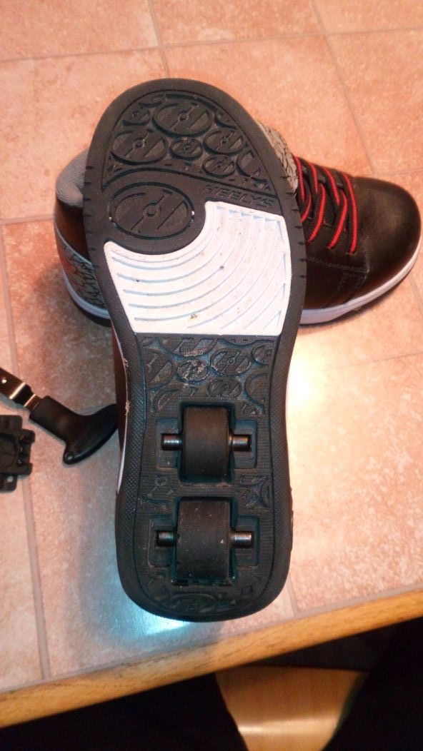 Zapatillas deportivas negras con ruedas trasera