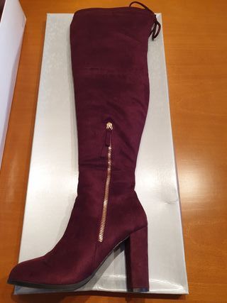 Botas Mosqueteras Granate de segunda mano por 30 EUR en Alcobendas en  WALLAPOP