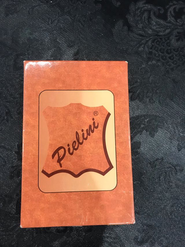 Monedero de piel rojo. Sin estrenar.